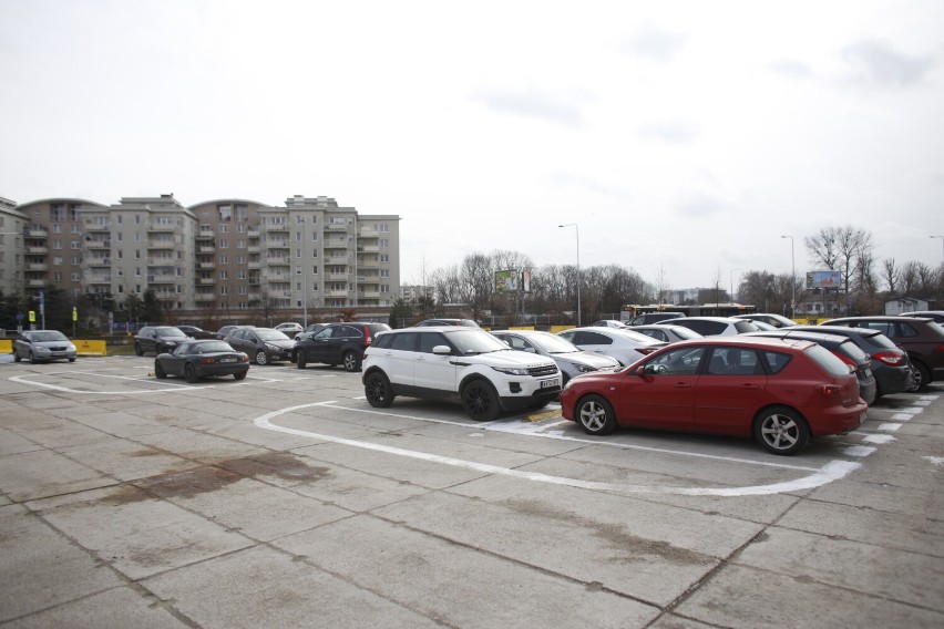 Parking P+R Metro Kondratowicza otwarty. Mieszkańcy nie kryją rozczarowania. "Koszmar architekta na 100 samochodów" 