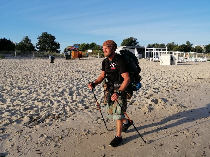 Kołobrzeg. Trener sztuk walki idzie plażą dla chorej Natalii: gdy nie rozmyślam, to się za nią modlę