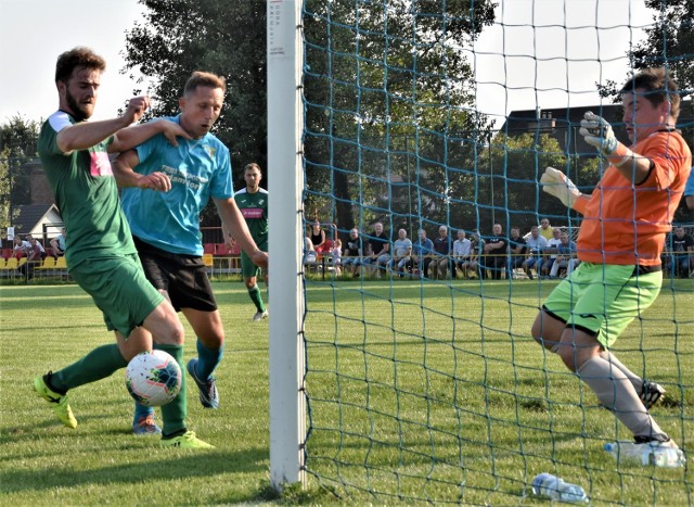 Nadwiślanin Gromiec - Halniak Maków Podhalański 4:0. Bartosz Palka (z piłką) potrafi się odnaleźć w polu bramkowym rywali.