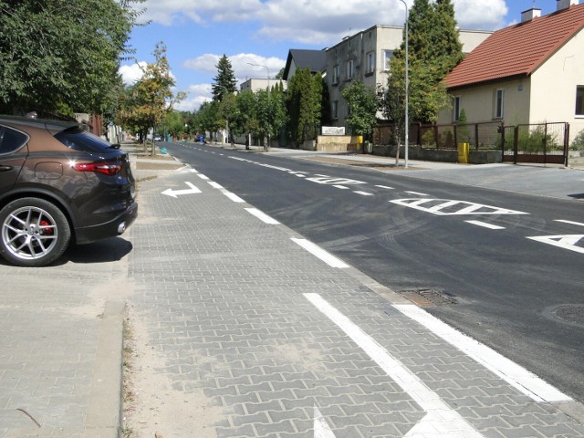 Po ułożeniu kanalizacja powstała nowa nawierzchnia ulicy Zbrowskiego w Radomiu, są nowe chodniki, zjazdy do posesji.