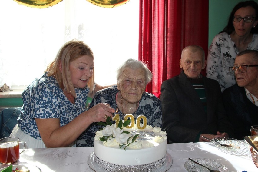 Pani Janina, mieszkanka Krukówki świętowała setne urodziny. Były życzenia i tort dla szanownej jubilatki