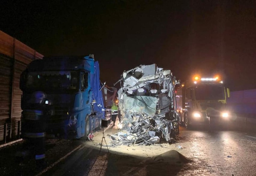 Na autostradzie pod Toruniem autobus wjechał w stojące ciężarówki. Jedna osoba zginęła, sześć zostało rannych [zdjęcia, wideo]