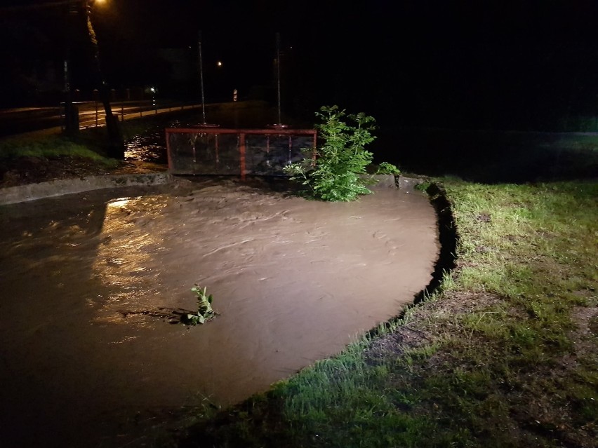 Ulica Polna i Parkowa w Lubomi zamieniły się w rwące potoki