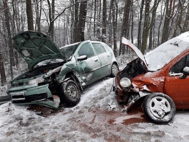 Na drodze był śnieg, a kierująca matizem nie zachowała ostrożności, zderzyła się z fiatem. Obydwa samochody są poważnie uszkodzone.