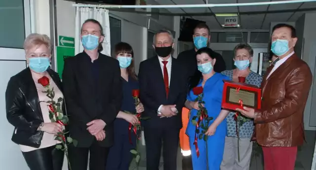 Wojewoda świętokrzyski Zbigniew Koniusz podziękował medykom w Jędrzejowie za ich pracę z pandemią koronawirusa.