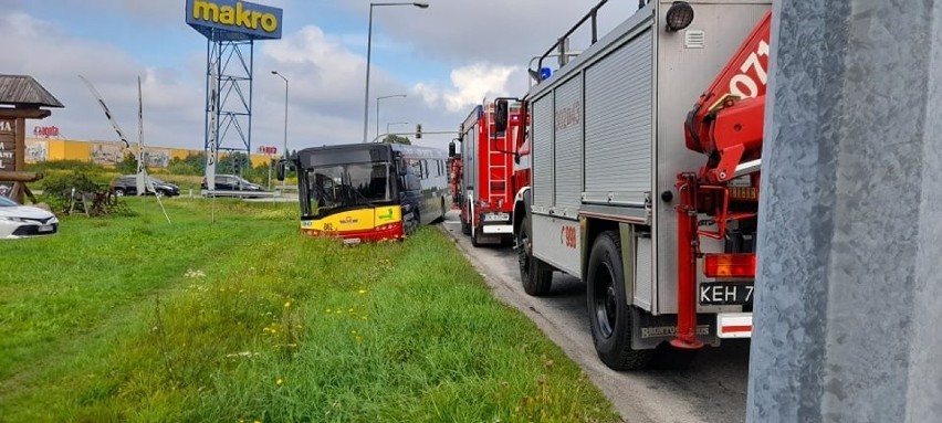 W Kielcach miejski autobus wjechał do rowu. Służby ratunkowe w akcji [ZDJĘCIA]