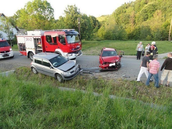 Czołowe zderzenie renault z seatem w Nawojowej [ZDJĘCIA]