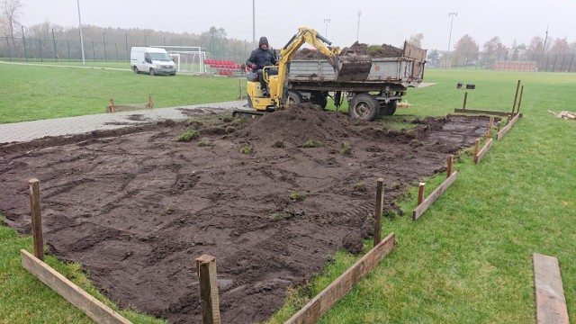 Na boisku sportowym w Świnicach Warckich rozpoczęła się budowa zaplecza sportowo-sanitarnego