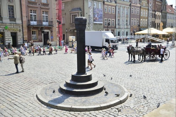 Policja zatrzymała 21-letniego studenta, który w nocy wdrapał się na pręgierz przewrócił się razem z nim. Mężczyzna był pijany