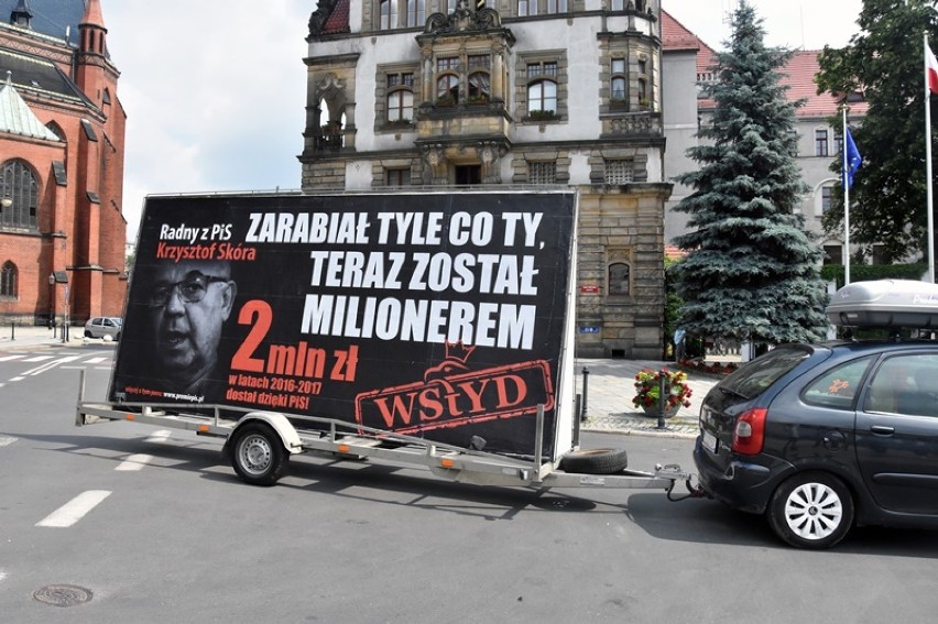 Akcja billboardowa pod nazwą "Konwój wstydu" przyjechała do Legnicy [ZDJĘCIA]