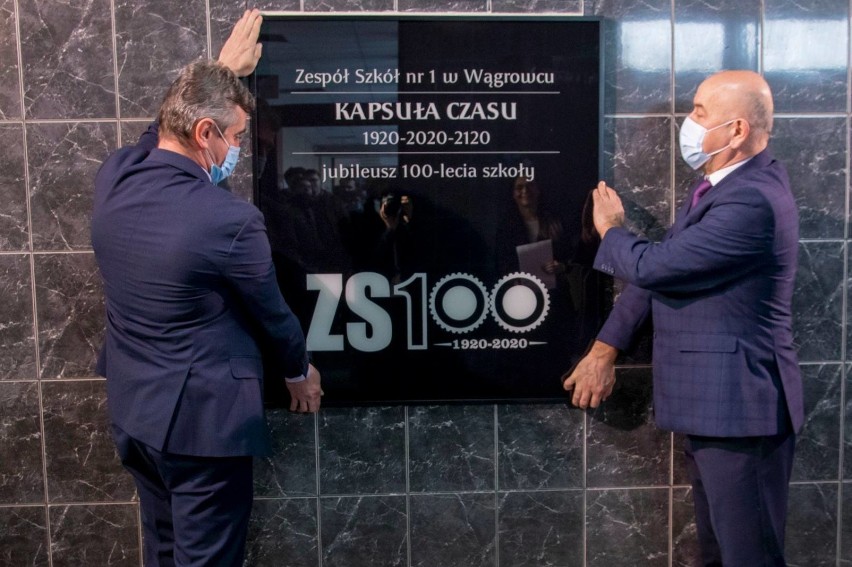 Z okazji 100-lecia Zespołu Szkół nr 1 w Wągrowcu złożono kapsułę czasu 