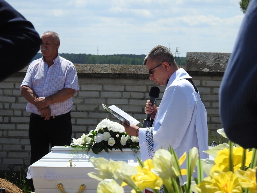 Nowe Kupiski. Pogrzeb Jakuba Szerszniewa. Tłumy przyszły pożegnać młodego piłkarza ŁKS Łomża, który zaginął pół roku temu [ZDJĘCIA]