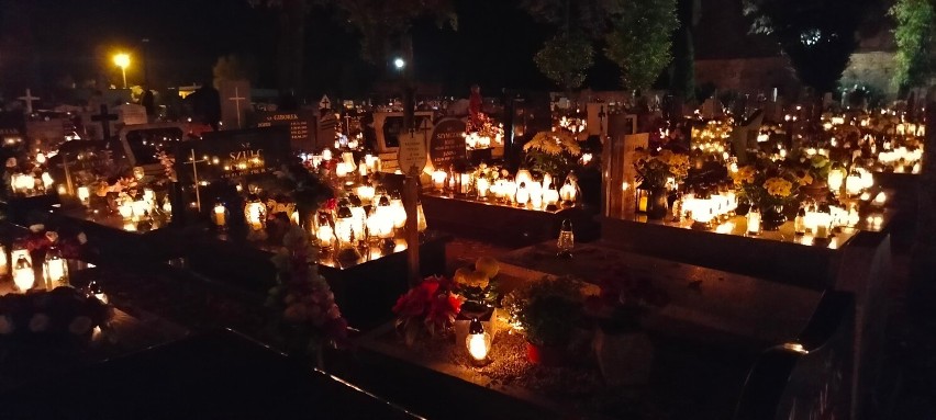 Zdunowski cmentarz nocą zmusza do refleksji [ZDJĘCIA]