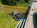 Wypadek w Zameczku w powiecie opoczyńskim. Kierowca przebił barierki i wpadł do rzeki [FOTO]