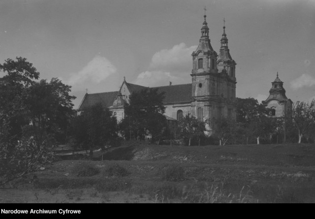 Klasztor, zegary słoneczne, wyjątkowe spotkania i mieszkańcy Jędrzejowa różnych pokoleń. Oto jak wyglądał Jędrzejów w latach 20-tych, 30-tych i 40-tych XX wieku. Te unikatowe fotografie pochodzą ze zbiorów Narodowego Archiwum Cyfrowego. 

Zobacz na kolejnych zdjęciach >>>

[promo]1563[/promo]
[promo]1565[/promo]
[promo]1569[/promo]
[promo]1567[/promo]