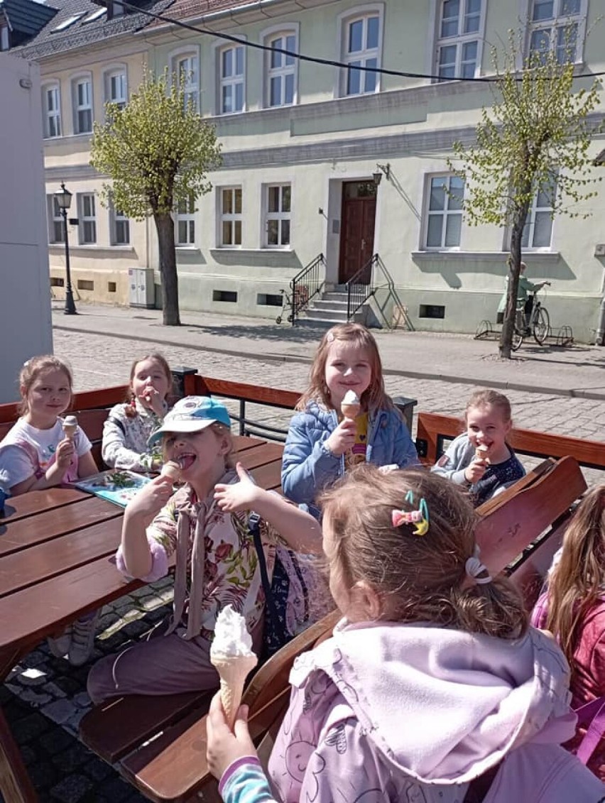 Grupa 6-latków z przedszkola w Przyprostyni, na wycieczce w...