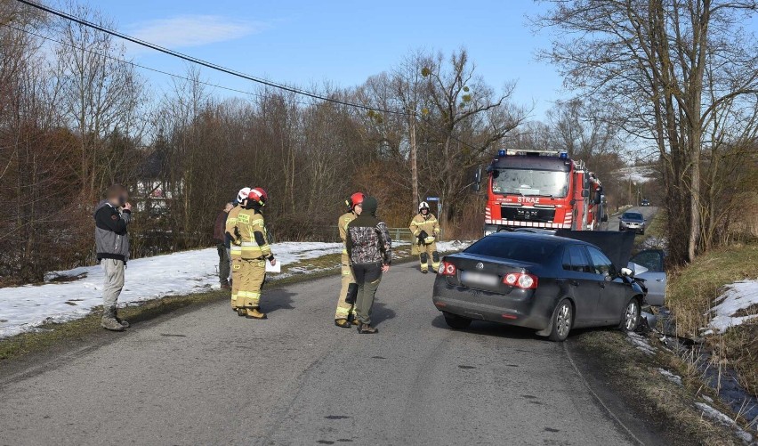 Wypadek w Woli Korzenieckiej. Dwie osoby poszkodowane.