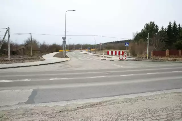 W ubiegłym roku w grudniu zakończyła się budowa ulicy łączącej Warszawską z Wincentego z Kielc, ale wciąż nie można z niej korzystać.

Zobacz zdjęcia