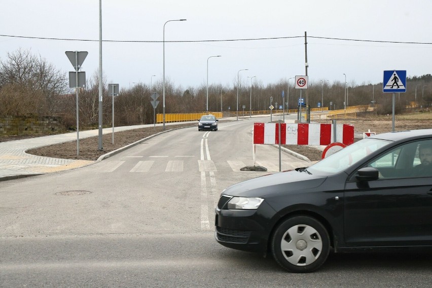Wybudowali ulicę w Kielcach i postawili znak - zakaz ruchu. Tak jest od ponad dwóch miesięcy. Zobaczcie zdjęcia 