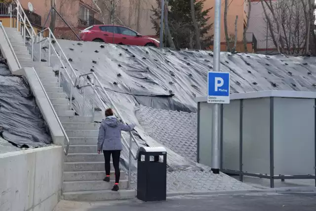 Przy nowym kompleksie handlowym Estrada, mieszczącym się przy ul. Wrocławskiej w Zielonej Górze, powstały też schody, które znacznie skracają drogę do okolicznych bloków. Czytelniczka zwraca jednak uwagę, że są bardzo strome, co jest utrudnieniem - szczególnie dla osób starszych.