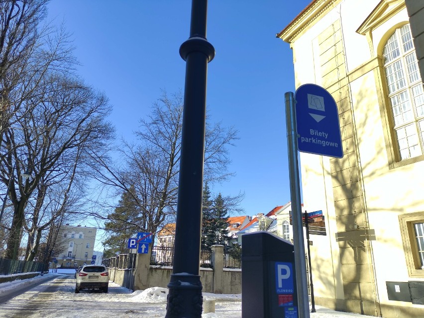 Od 22 stycznia 2024 więcej parkometrów w Wałbrzychu. Pięć nowych ulic w strefie płatnego parkowania. Które to?