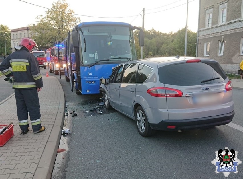 Wypadek na ul. Strzegomskiej w Wałbrzychu. Autobus zderzył się z samochodem osobowym, którym jechała kobieta i dwoje dzieci [22.09.2020]