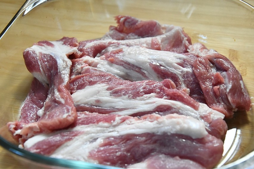 Mięso pokrój na cztery lub sześć kotletów.