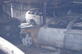 Spalone samochody na strzeżonym parkingu (ZDJĘCIA)