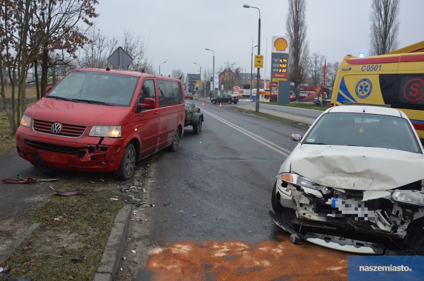 Wypadek na ul. Okrężnej we Włocławku. Zderzenie volkswagena z roverem [zdjęcia]