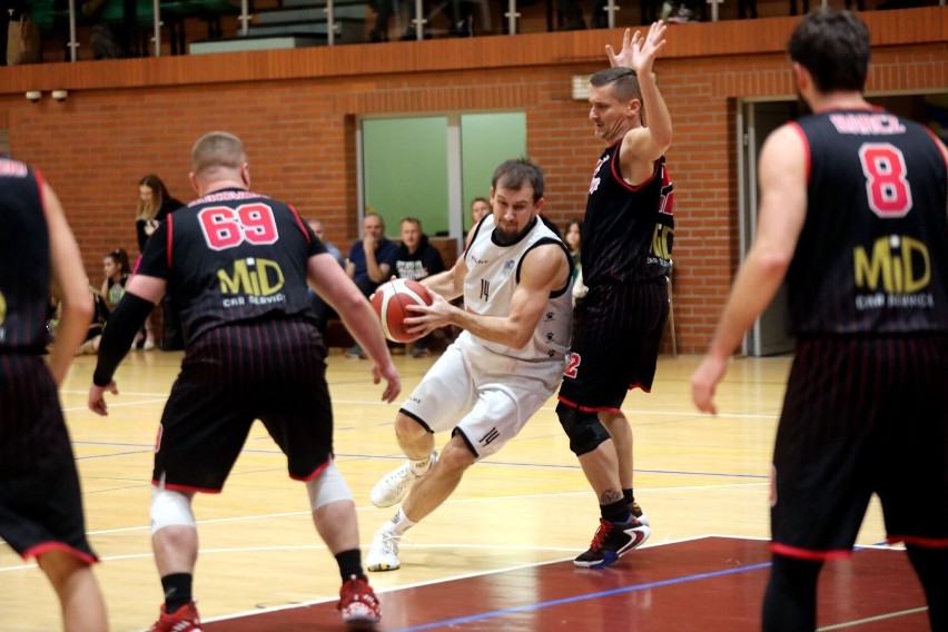 Koszykarze KS Basket Legnica wygrała z MKS Sokół  Basket Żary, zobaczcie zdjęcia