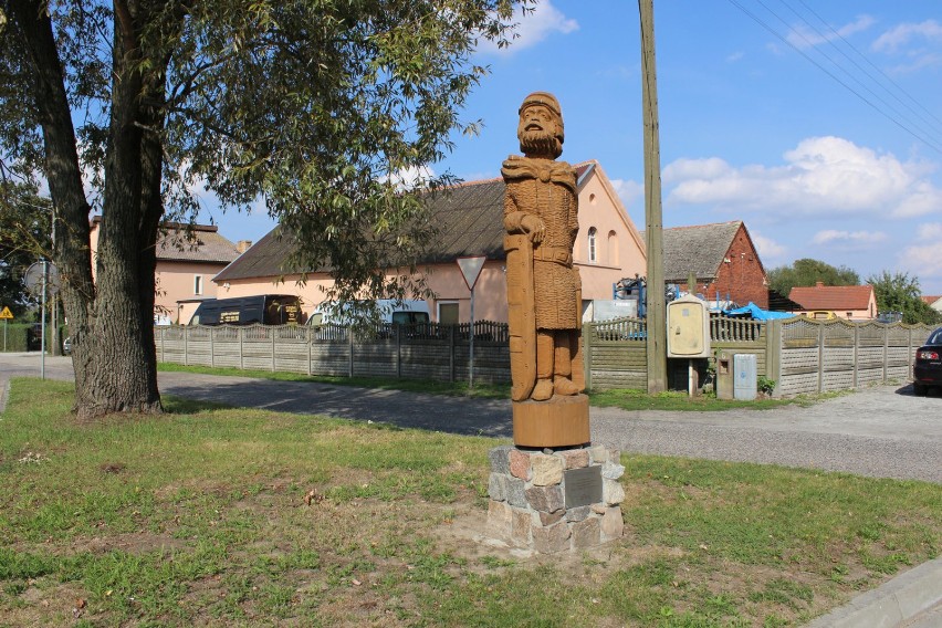 WSCHOWA. Poznajmy wirtualnie naszą gminę. Siedlnica - gotycki kościół, płyta nagrobna z XIV w, pałac i dwór [ZDJĘCIA]