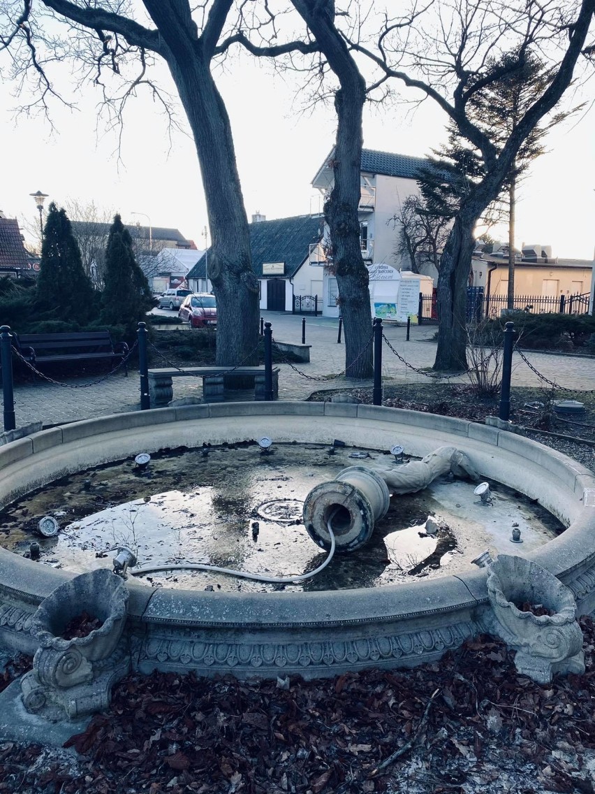 Zniszczono fontannę w Darłówku. Szukają sprawców [zdjęcia]