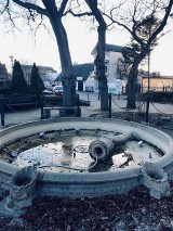Zniszczono fontannę w Darłówku. Szukają sprawców [zdjęcia]