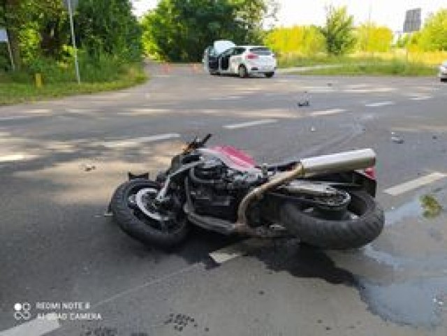 LESZNO. Wypadek na ulicy Kąkolewskiej - zderzył się motocykl i samochód. Uwaga na utrudnienia, policja kieruje kierowców na objazdy