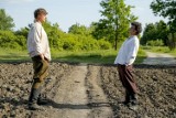 Oto pierwsze zdjęcia z filmu "Sami swoi. Początek". W rolę Kargula i Pawlaka wcielili się Karol Dziuba i Adam Bobik. Zobacz