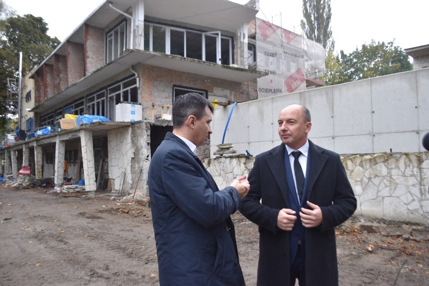 Budowę odwiedzili prezydent miasta Rafael Rokaszewicz i...