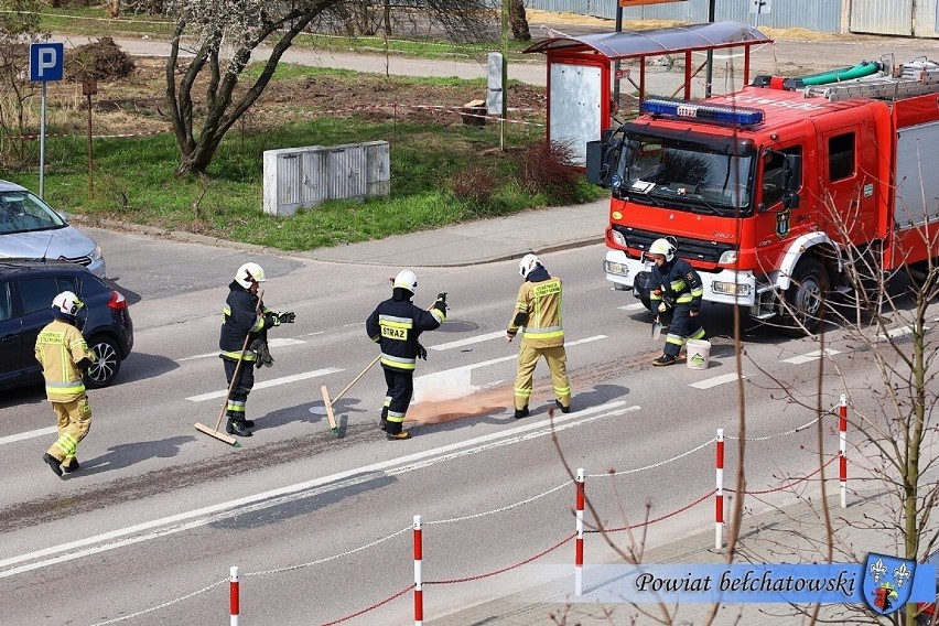Wyciek oleju na jednej z ulic Bełchatowa. W akcji strażacy. Zobaczcie zdjęcia