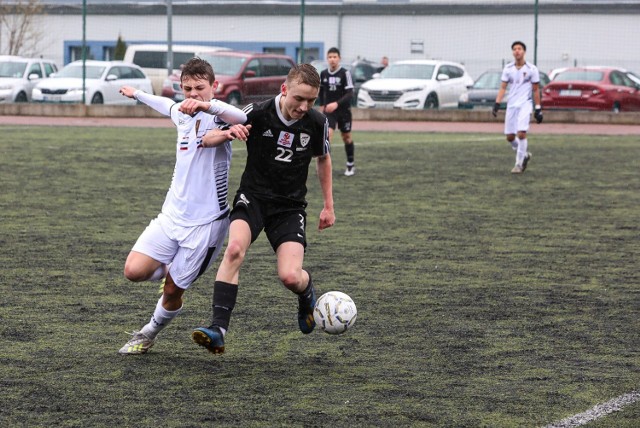 FASE Szczecin (czarne stroje) - Pogoń Szczecin 0:1 w Centralnej Lidze Juniorów U17.