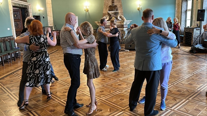 W Wojewódzkim Domu Kultury parkiet rozgrzali tancerze...