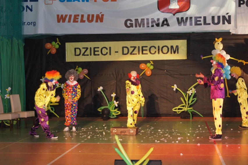 Koncert ,,DZIECI - DZIECIOM''. Podopieczni ośrodka w Gromadzicach znów zachwycili publiczność