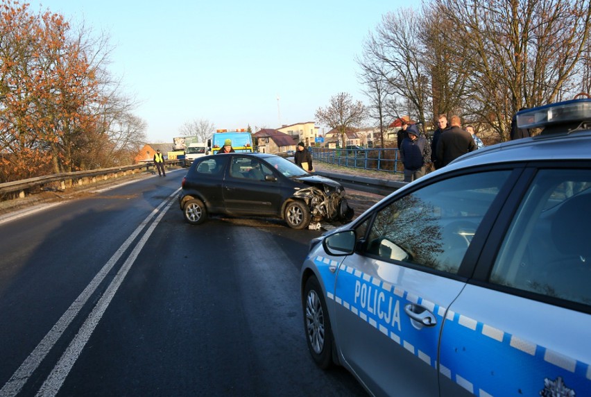 Policja ostrzega przed trudnymi warunkami na drogach. Może na nich zalegać warstwa lodu