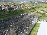 Na byłe złomowisko "Jabola" trafiają kolejne odpady. Kto odpowiada za zabezpieczenie terenu?