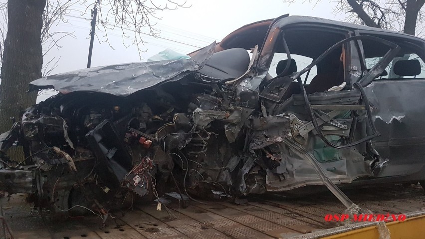 Wypadek w Łobodnie. Pijany kierowca toyoty sprawcą. Jedna osoba została ranna, a droga była zablokowana [ZDJĘCIA]