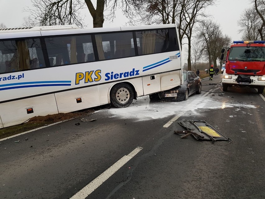 Wypadek w Łobodnie. Pijany kierowca toyoty sprawcą. Jedna osoba została ranna, a droga była zablokowana [ZDJĘCIA]