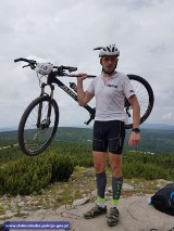 Rowerem na Szrenicę - wjechali na szczyt, by pomóc... 