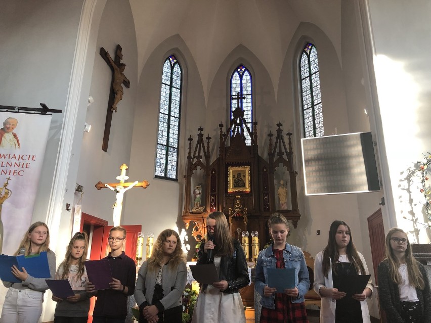Uczniowie ze szkoły Podstawowej w Łebuni obchodzili Dzień Papieski [ZDJĘCIA[