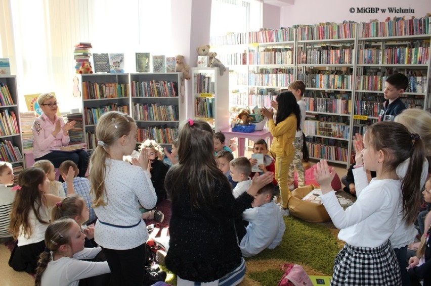 Wieluńska biblioteka zainaugurowała projekt literacki „Czytanie zbliża” [FOTO]