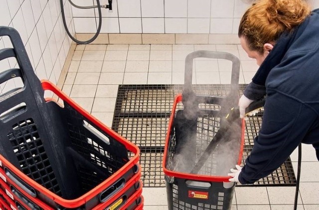 Duże sieci handlowe wprowadzają specjalne procedury bezpieczeństwa w swoich placówkach. Dodatkowo myte są też autobusy, tramwaje i pociągi. Sklepy i transport publiczny to miejsca skupiające wielu ludzi, gdzie najłatwiej może dojść do zarażenia rozprzestrzeniającym się w kraju koronawirusem. 

CZYTAJ DALEJ >>>>>

Czytaj także: Koronawirus. Ważne! Zmiany w toruńskich szpitalach

Zobacz także: Imprezy masowe w Toruniu odwołane. Publiczność oddaje bilety na mniejsze wydarzenia

