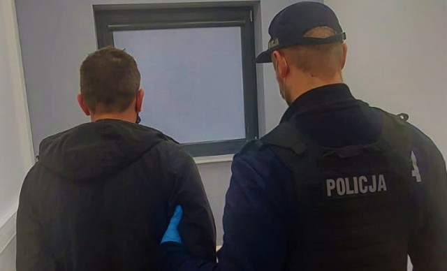 Podejrzanego o kradzieże zatrzymała sklepowa ochrona i przekazała go policjantom