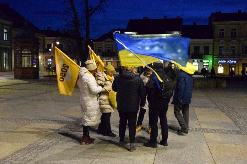 Protest przeciwko agresji Rosji na Ukrainę w czwartek, 24 lutego na Rynku w Kielcach. Przyszło mnóstwo ludzi. Zobaczcie zdjęcia i film